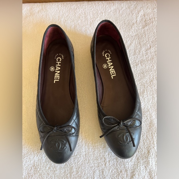 SOLD Already Authentic CHANEL BALLET FLATS
Aged Calfskin
Black
Size 7.5 US - Picture 14 of 15